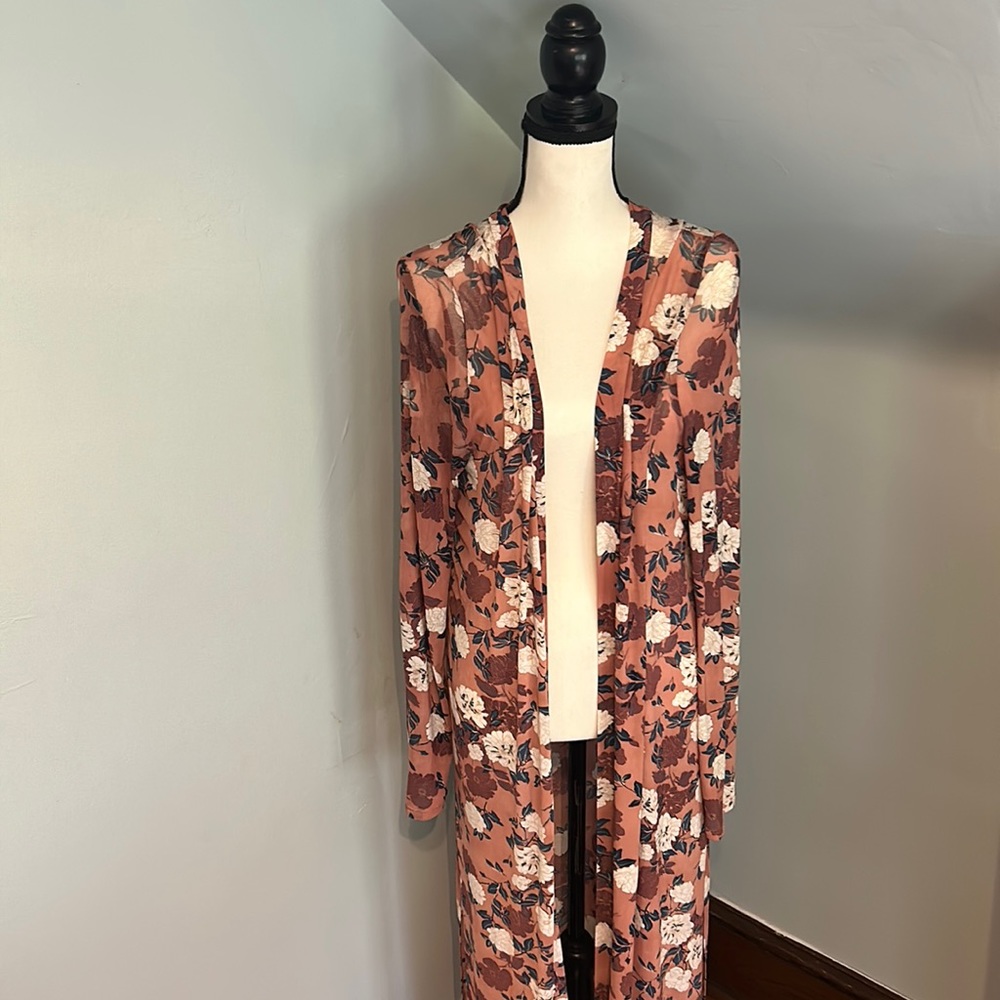 Vici- (L) Pink Floral Duster Kimono with white flowers. Like new.